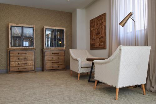 a room with two chairs and a desk and a lamp at Ansares Hotel in Tarancón