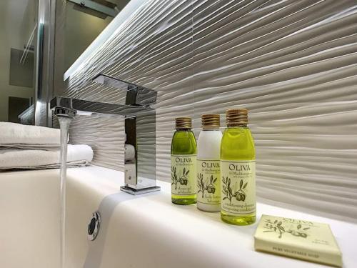 - 2 bouteilles assises au-dessus d'un lavabo dans l'établissement ☆ SILVER BEACH ☆, à Nice