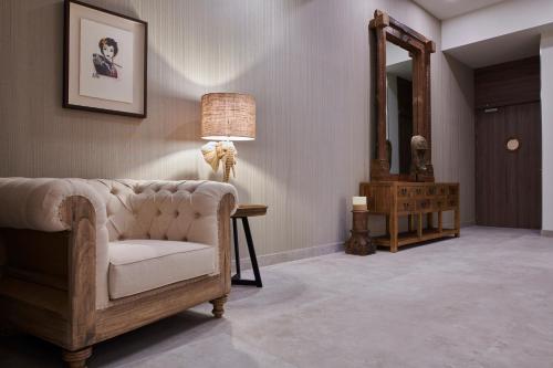 a living room with a chair and a lamp at Ansares Hotel in Tarancón