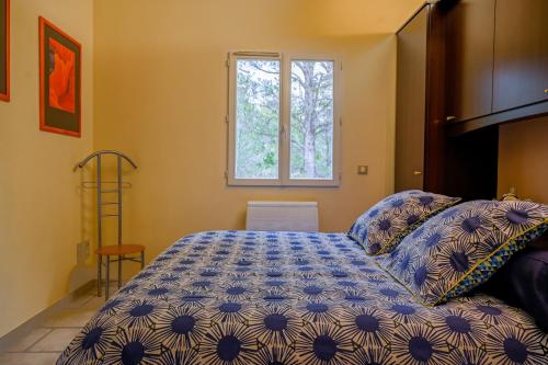 ラ・キャディエール・ダズールにあるMas Caipi La Cadière d'Azur at My Luxury Home in Provenceのベッドルーム1室(窓付)
