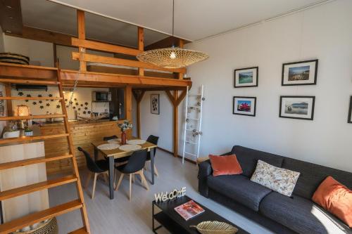 - un salon avec un canapé et une mezzanine dans l'établissement ROYALEMENT BIEN ! Hyper-centre - Wifi - Netflix - Disney plus, à Annecy