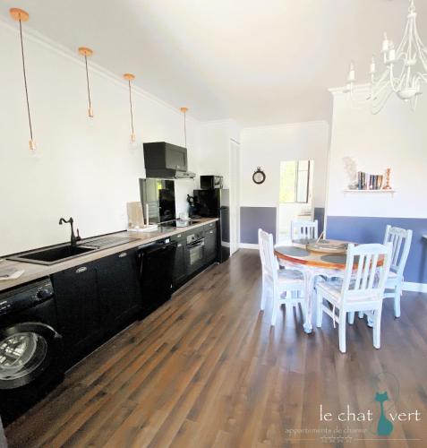 Η κουζίνα ή μικρή κουζίνα στο Le Chat Vert - Appartements Adults Only