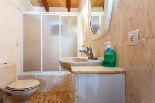 ein Badezimmer mit Waschbecken und Toilette in der Unterkunft Villa MORENO in Pollença