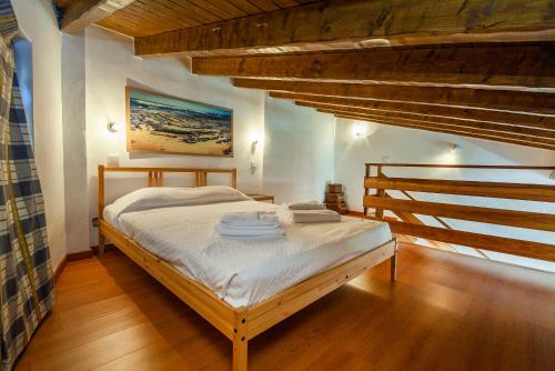 Tempat tidur dalam kamar di H - Montes de Praias GuestHouse