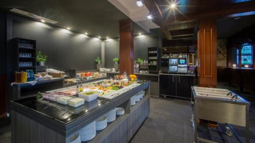 Makanan di atau berdekatan hotel
