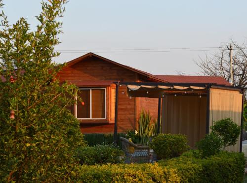 a house with a window and a fence at Villarreal Lodge Hotel Ecológico in Totolapan