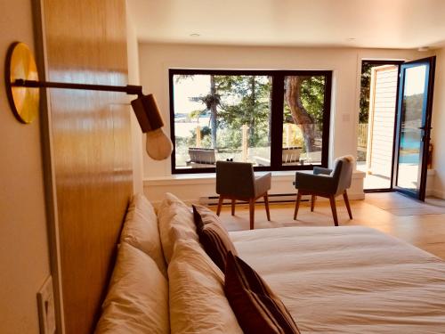 1 dormitorio con cama y ventana grande en 378 Marine Drive en Ucluelet