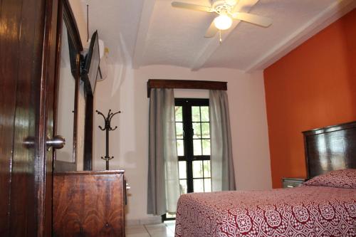 a bedroom with a bed and a ceiling fan at Hotel Boutique Real Tequila in Tequila