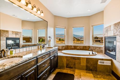 Un baño grande con dos lavabos y una bañera. en Sand Hollow Holiday, en Hurricane