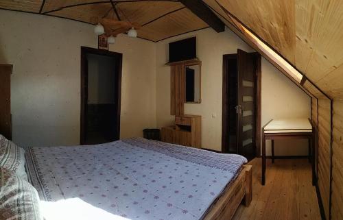 1 dormitorio con 1 cama en una casa en Сімейний еко-готель "Вежа Бойка", en Skole
