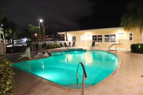 a swimming pool at night in a resort at Curtis Inn & Suites in Hollywood