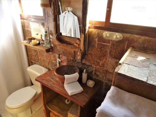 Baño pequeño con aseo y lavamanos en La Perla del Cabo en Cabo Polonio