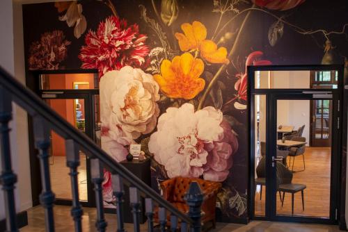 a mural of flowers on a wall in a hallway at Schlosshotel Braunfels & Himmelreich in Braunfels