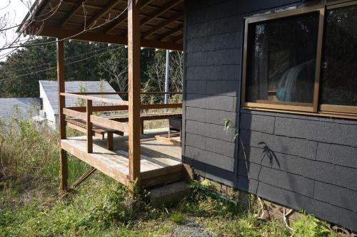 - une terrasse couverte avec une fenêtre dans l'établissement Minamiizu Land Hopia - Vacation STAY 83987, à Ihama