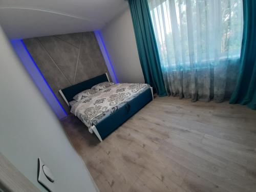 ウージュホロドにあるSecheni Apartmentのベッドと窓のある小さな寝室