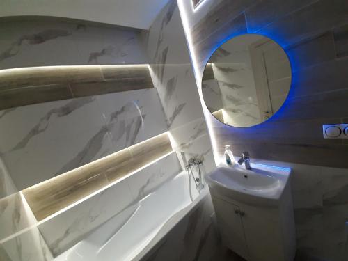 bagno con lavandino e specchio di Secheni Apartment a Užhorod