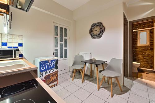 a kitchen with a table and chairs in a kitchen at Alexia's Apartments in Rio