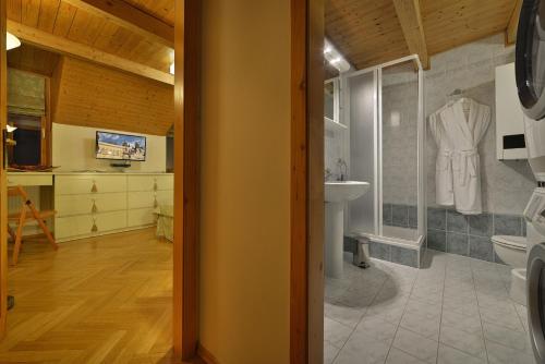 un baño con inodoro y lavabo en Old Town Apartments Tyn, en Praga