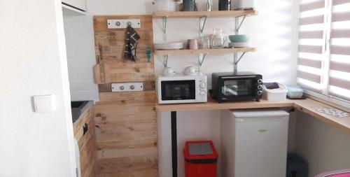Dapur atau dapur kecil di Beau studio refait a neuf centre ville avec clim balcon