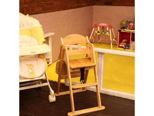 biurko z wysokim krzesełkiem i wysokim stołkiem w obiekcie Frame Hotel Sapporo - Vacation STAY 92375 w mieście Sapporo