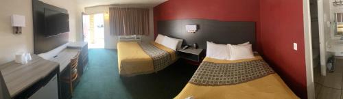 Ένα ή περισσότερα κρεβάτια σε δωμάτιο στο Windsor Inn Lake Havasu City