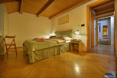 - une chambre avec un lit, une table et une chaise dans l'établissement Old Town Apartments Tyn, à Prague