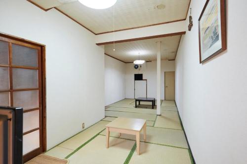 壱岐市にあるIruka House 1 - Vacation STAY 9266のテーブルと椅子が備わる空き部屋