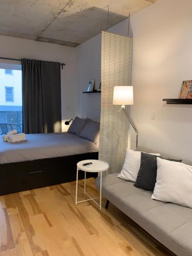 Le Studio Picasso "parking inclus" tesisinde bir odada yatak veya yataklar
