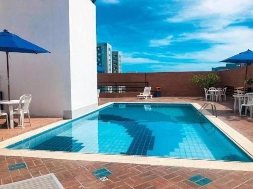 una gran piscina azul en la parte superior de un edificio en BEIRA MAR DE JATIÚCA, en Maceió