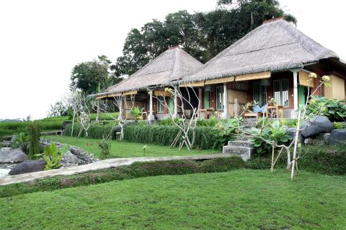 Puri Taman Sari Resortにある庭
