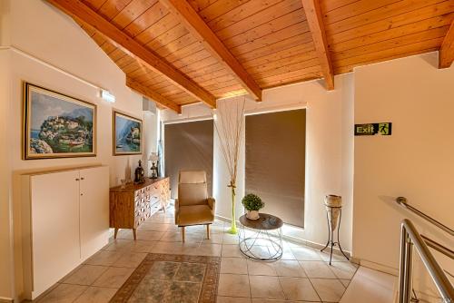 a living room with a wooden ceiling at Alexia's Apartments in Rio