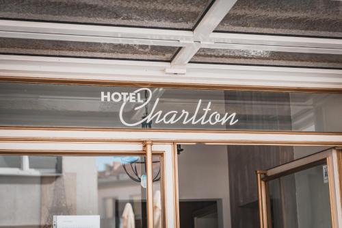 a window that has a sign on it at Hotel Charlton in Hannover