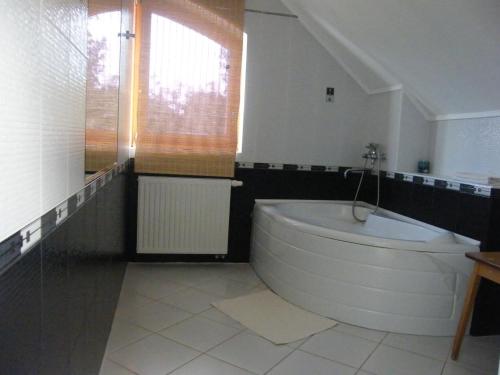 Kylpyhuone majoituspaikassa Klára Apartmanház