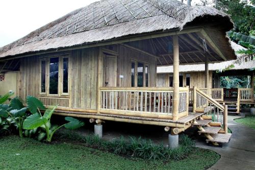 Puri Taman Sari Resortにある庭