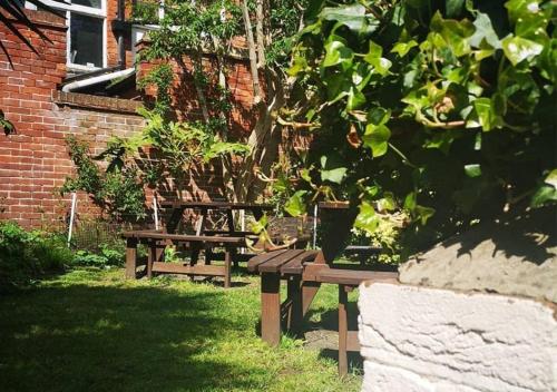 Taman di luar The Jenny Lind