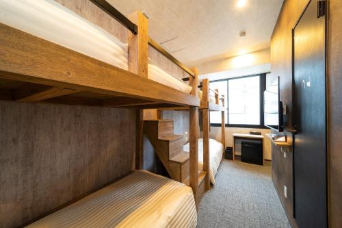 Двухъярусная кровать или двухъярусные кровати в номере Well Stay Nanba - Vacation STAY 94175
