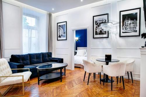 salon z kanapą, stołem i krzesłami w obiekcie APARTAMENTY ARTE LUBLIN Niecała 11 - faktura VAT parking free w mieście Lublin