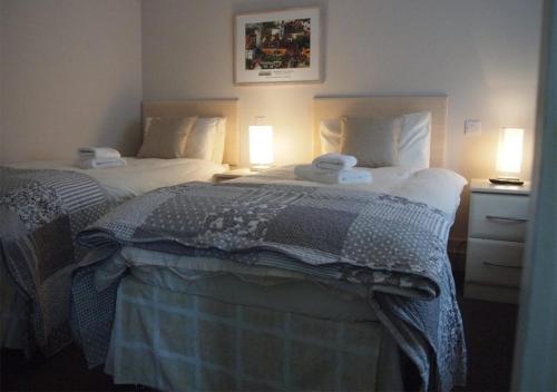 海斯廷斯的住宿－The Jenny Lind，酒店客房,配有两张带毛巾的床