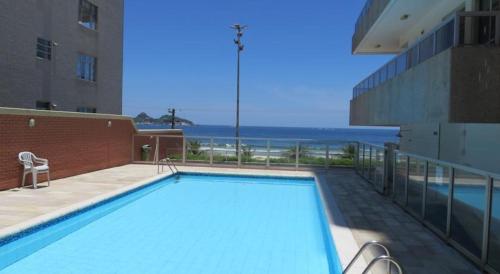 una piscina con vistas al océano en Barra Beach, en Río de Janeiro