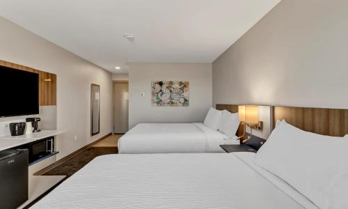 Una cama o camas en una habitación de Holiday Inn Express & Suites George - Quincy South by IHG