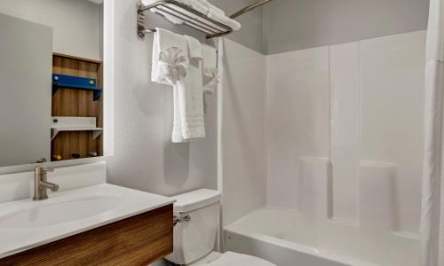 uma casa de banho com um lavatório, um WC e um chuveiro em Microtel Inn & Suites by Wyndham George em George