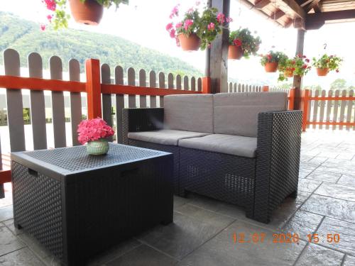 een patio met een stoel, een tafel en een hek bij Apartma Ada in Tolmin