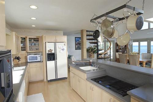 una cucina con frigorifero e piano di lavoro di Castaway Cove by Grand Cayman Villas a North Side