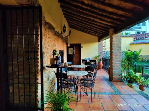 a patio with tables and chairs on a balcony at La Casa del Marqués in Logrosán