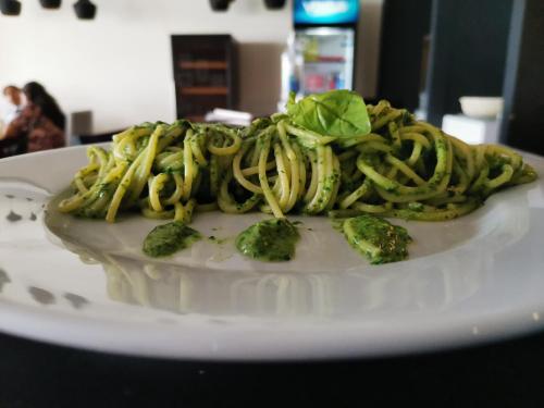 ホテルの敷地内または近くでの食事または食べ物