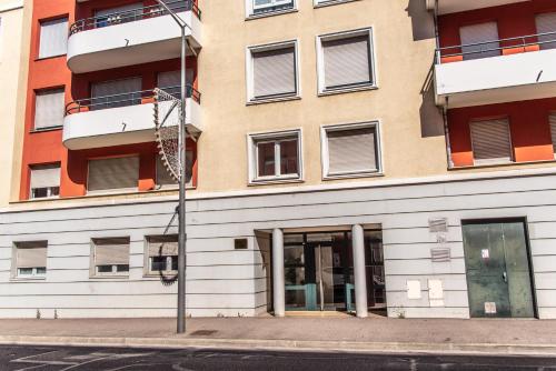 a building on a city street with a building at Le Victoria hyper-centre Décines in Décines-Charpieu