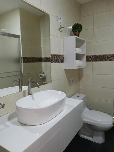 Murano Hotelにあるバスルーム
