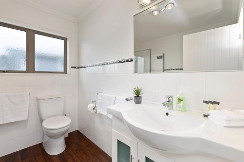 A bathroom at Rise and Shine - Taupo