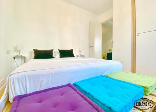 1 dormitorio con 1 cama grande y 2 esteras en el suelo en Charming Retiro Exclusive, en Madrid