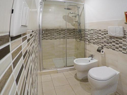 een badkamer met een toilet en een douche bij IL TRULLO Modern Rooms in Brindisi